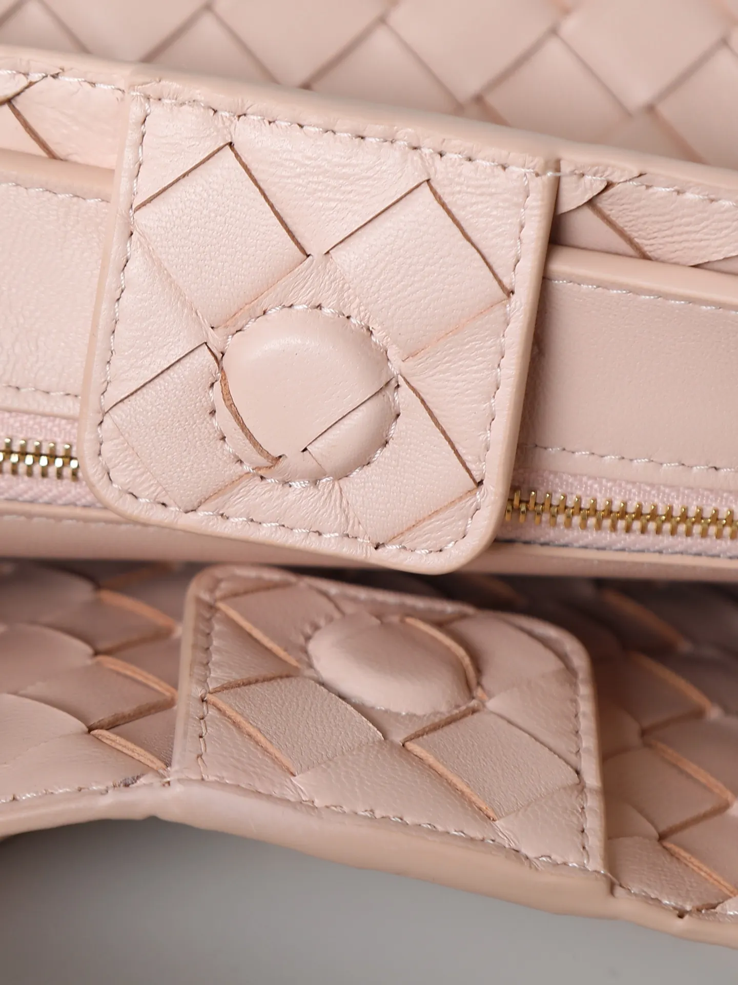 1300. Andiamo is shipping‼ ️Really popular🔥The new Andiamo woven handbag launched by Bottega Veneta this season is really popular all over the world! ! Celebrities at home and abroad have worn it, and Oscar-winning actress Michelle Yeoh has taken it out on the street. Song Jia, Trai Yala, Yu Feihong, Sanji Ayaka, Rosie Hunting-Whiteley, Yoshioka Riho, etc. have all worn this bag. It is classic and versatile and shows off your temperament, and the bag capacity is also large, which is very convenient for daily commuting! ! A variety of carrying methods, the shoulder straps can be adjusted by yourself, the original lambskin feels soft and delicate, and the unisex style breaks the gender boundaries and brings a more practical and long-lasting use experience. Andiamo, which has both elegant and casual styles, perfectly interprets the true appearance of "fashionable old money style". Style number: 766014 Size: 25*22*10.5cm
